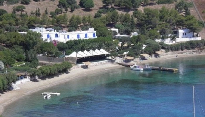 Σε αυτό το παραδεισένιο ελληνικό νησάκι κατοικεί μόνο μία οικογένεια (εικόνες)